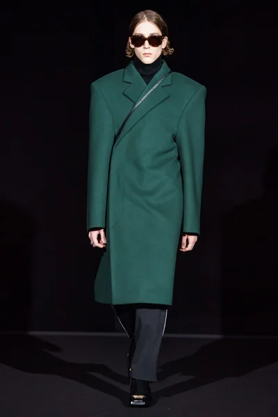Look 18